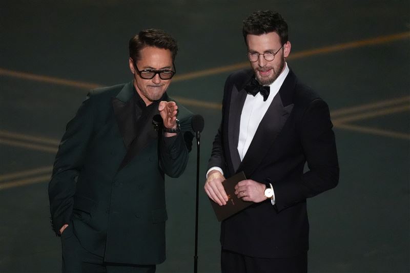 鋼鐵人小勞勃道尼（Robert Downey Jr.）與美國隊長克里斯伊凡（Chris Evans）合體讓影迷嗨翻。（圖／美聯社／達志影像）