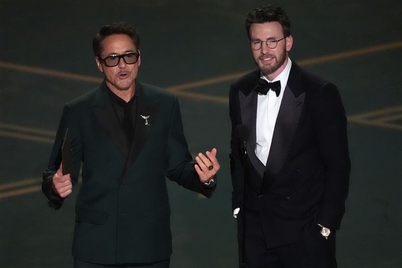 鋼鐵人小勞勃道尼（Robert Downey Jr.）與美國隊長克里斯伊凡（Chris Evans）驚喜在奧斯卡同台頒獎。（圖／美聯社／達志影像）
