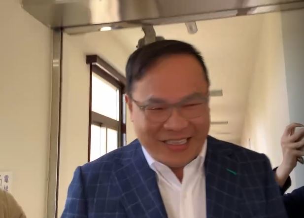 對於傳出黃世杰獲徵詢有望戰桃園市長，王義川呵呵笑說，都很好（圖／翻攝畫面）