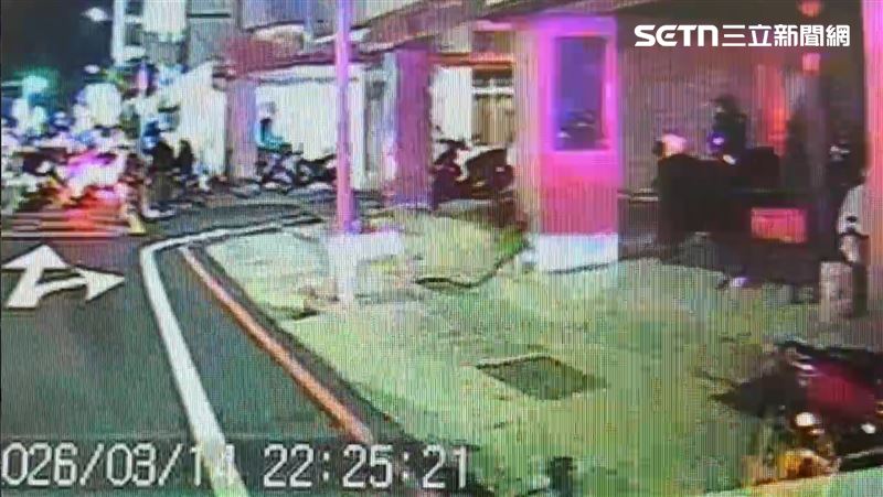 22歲黃男從百貨美食街打工離開後，遭到姚男尾隨，當街遭砍殺臟器外露亡。（圖／翻攝畫面）