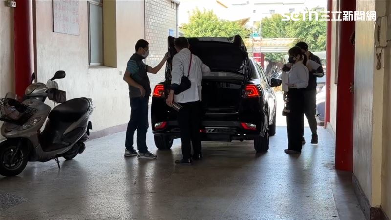 15日下午檢方率同法醫進行相驗。（圖／翻攝畫面）