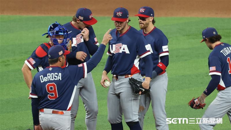 WBC4強賽，美國隊總教練上場換下先發投手斯金斯（Paul Skenes）。（圖／特派記者劉彥池攝影）