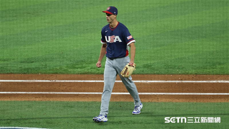 WBC4強賽，美國隊第2任投手羅傑斯（Tyler Rogers）化解1出局一、二壘有人危機。（圖／特派記者劉彥池攝影）