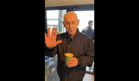 以色列總理納坦雅胡於15日貼出自己喝咖啡的影片，澄清「死亡」謠言，但不少網友仍不買單，反倒指出多個疑點，懷疑AI造假。（圖／翻攝自X平台 @netanyahu）