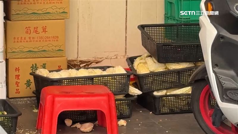 獨/名店切菜食材擺地上 民眾憂不衛生