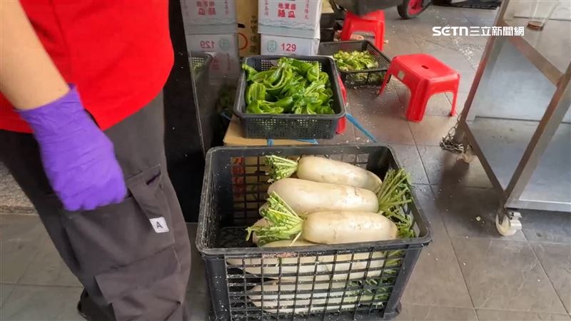 業者坦承是員工把菜倒在地面驗收，會加強員工教育訓練食材不可以放在地上