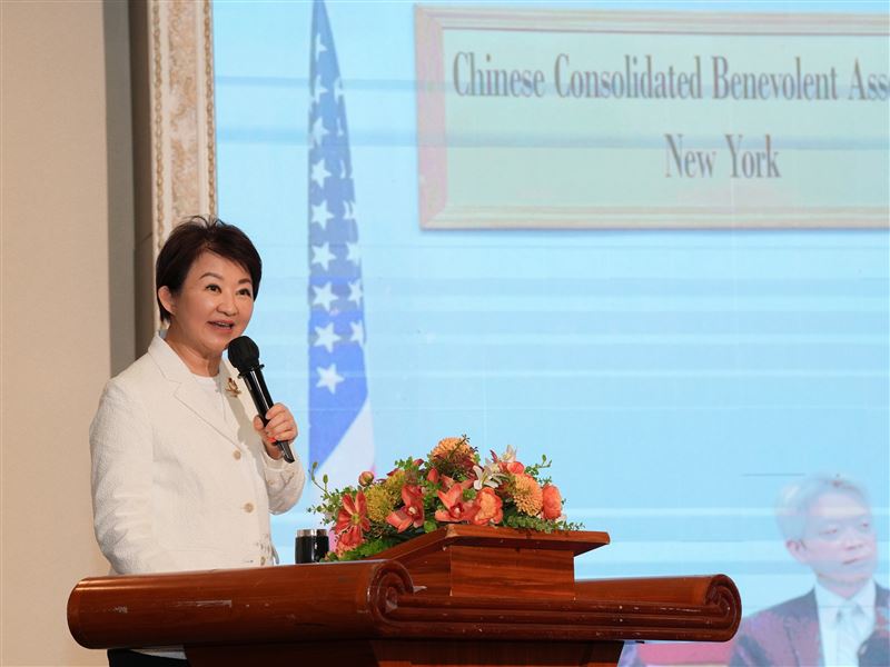 台中市長盧秀燕在紐約發表演說，介紹台中的城市魅力，並感性致敬僑胞在海外打拼的精神。（圖／台中市政府提供）