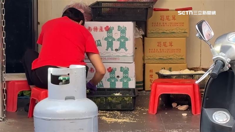 記者實際到現場直擊發現員工就坐在小椅子上在騎樓切菜，食材就擺在地上