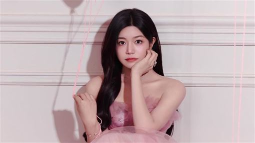 粉絲突手伸到陳妍希胸前　誇張場面網震怒