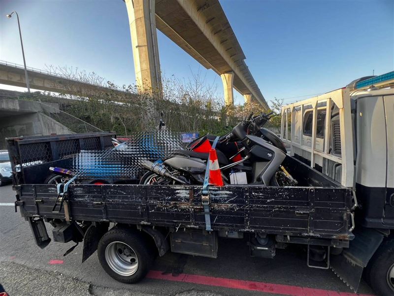 兵分多路至桃園、新竹市、苗栗等地，同步搜索及拘提包含改裝車行老闆及騎手共犯等12名嫌疑人。（圖／翻攝畫面）