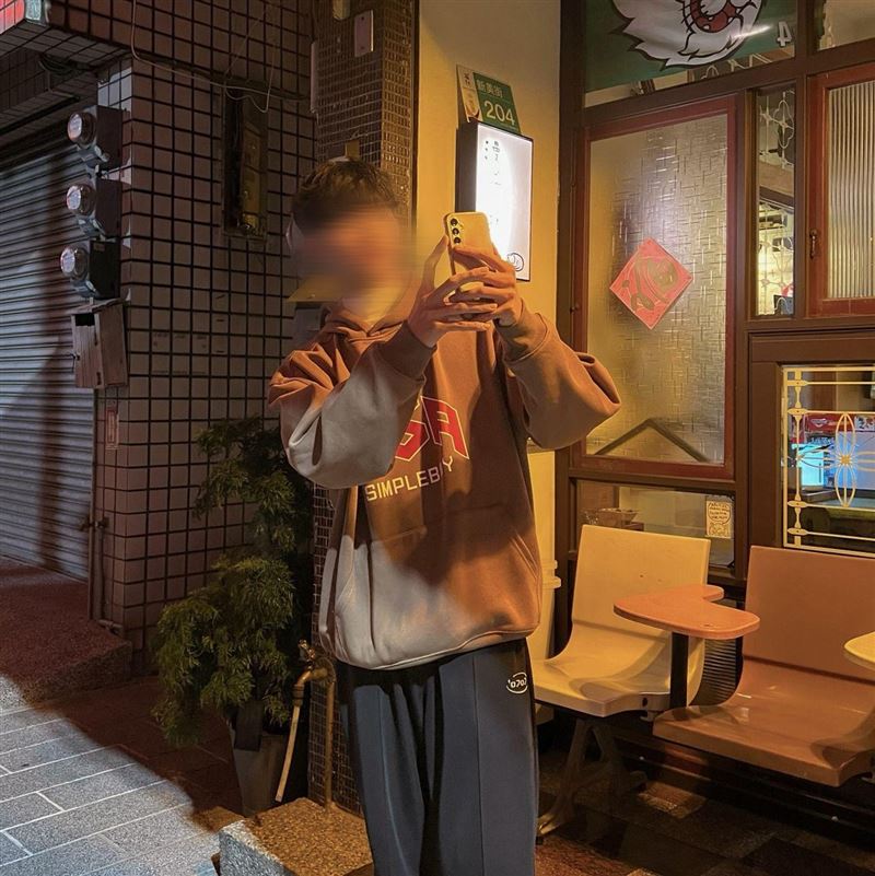 黃男在百貨美食街打工結束後，遭到姚男當街砍殺死亡。（圖／翻攝黃男臉書）