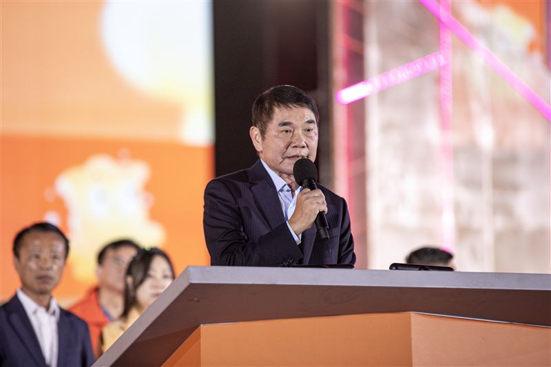 交通部常務次長林國顯、交通部觀光署長陳玉秀、嘉義縣長翁章梁及議長張明達在典禮中手持台灣燈會燈籠，交接給苗栗縣長鍾東錦及議長李文斌，宣布2027台灣燈會在苗栗。（圖／嘉義縣政府提供）