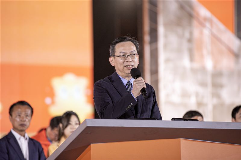 交通部常務次長林國顯、交通部觀光署長陳玉秀、嘉義縣長翁章梁及議長張明達在典禮中手持台灣燈會燈籠，交接給苗栗縣長鍾東錦及議長李文斌，宣布2027台灣燈會在苗栗。（圖／嘉義縣政府提供）