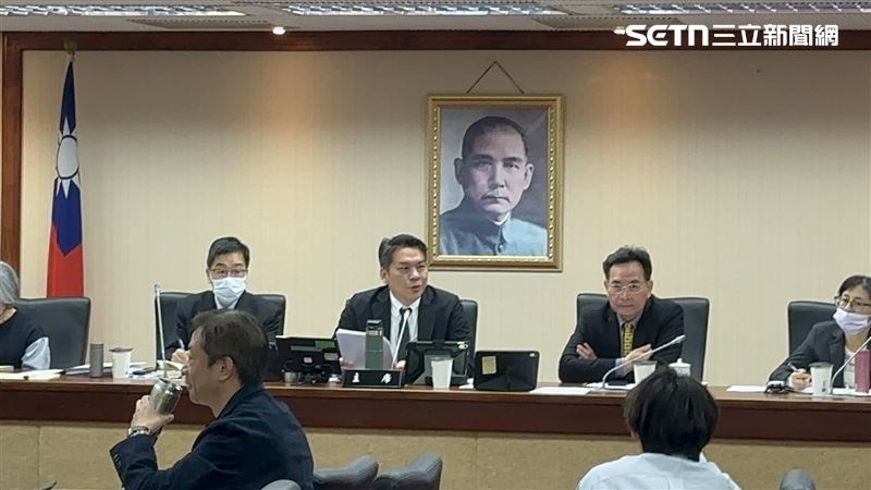 李貞秀到內政委員會質詢,召委李柏毅裁示行政官員可以不必詢答,也可以不必提供資料。(圖/記者詹宜庭攝影)