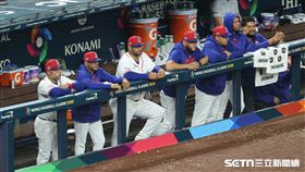 WBC4強賽，多明尼加隊教練團在休息區觀戰。（圖／特派記者劉彥池攝影）