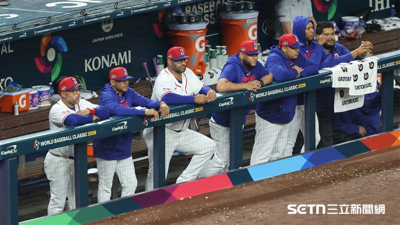 WBC4強賽,多明尼加隊教練團在休息區觀戰。(圖/特派記者劉彥池攝影)