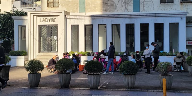 位於大安區的旗艦店同樣出現排隊人潮,不少長輩清晨7點多就到店門口排隊。(圖/ailing.liang授權提供,未經同意請勿轉載)