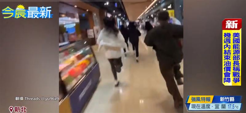 知名蛋糕店推出「杜拜巧克力千層蛋糕」掀起搶購潮,店家尚未開門就吸引大批民眾排隊等候,開門後更有人在走道上狂奔搶購,場面一度相當混亂。(圖/三立新聞網)