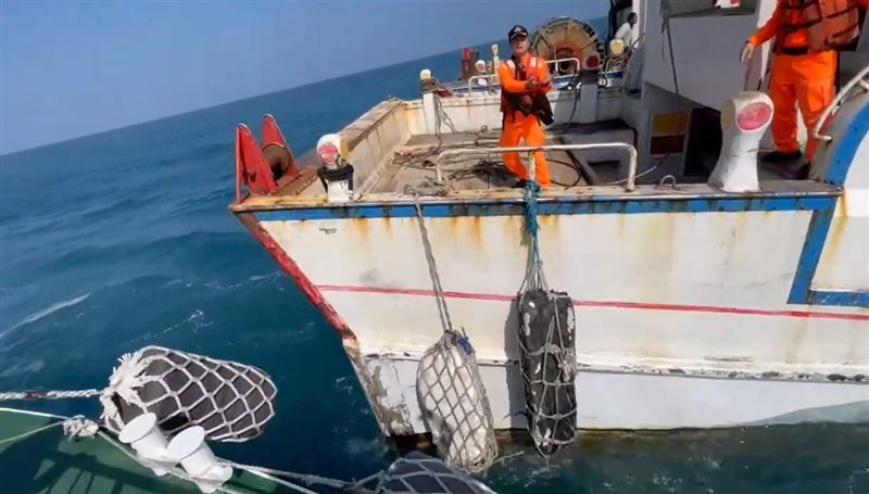 雲林外海一艘漁船疑似機械故障，船艙內大量進水。(圖／翻攝畫面)