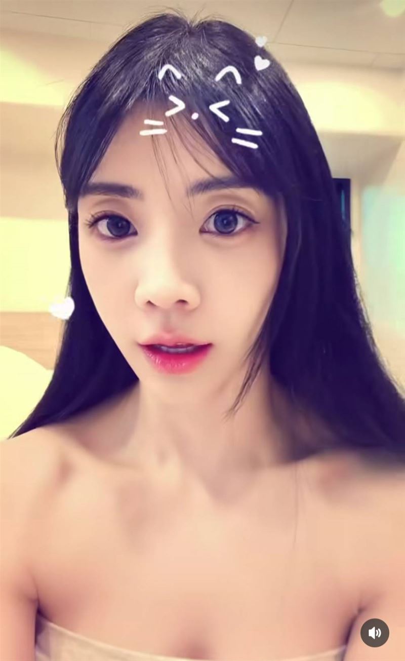 艾融辣秀性感鎖骨線條。(圖/翻攝自IG)