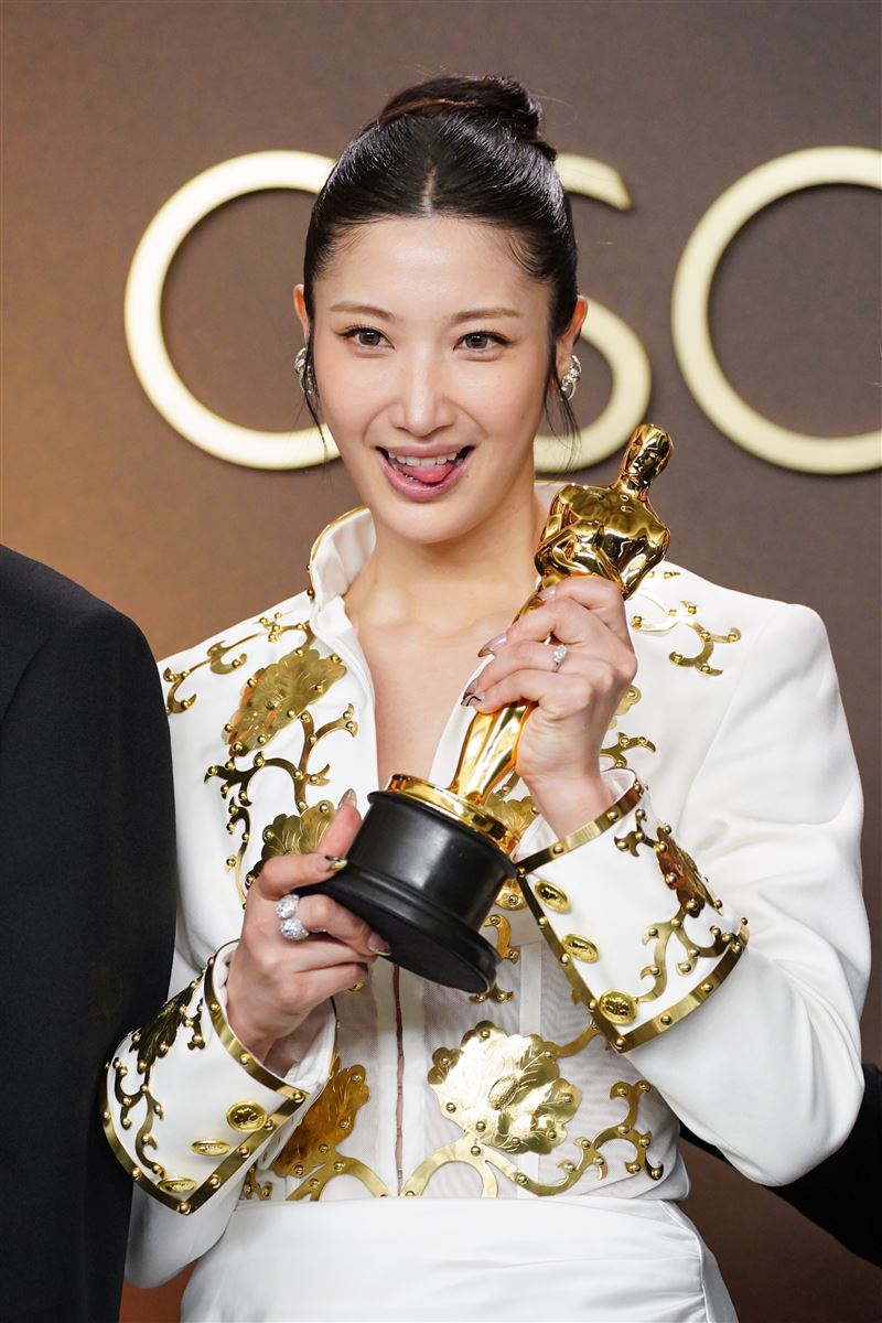 〈Golden〉演唱者EJAE抱回奧斯卡最佳原創歌曲獎。（圖／美聯社／達志影像）