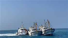  雲林漁船，外海，機械故障，船艙狂進水，海巡急出動抽水救援(圖／翻攝畫面)