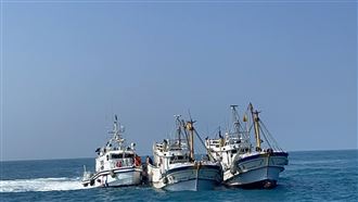 外海漁船突進水險沉船　海巡緊急抽水救援