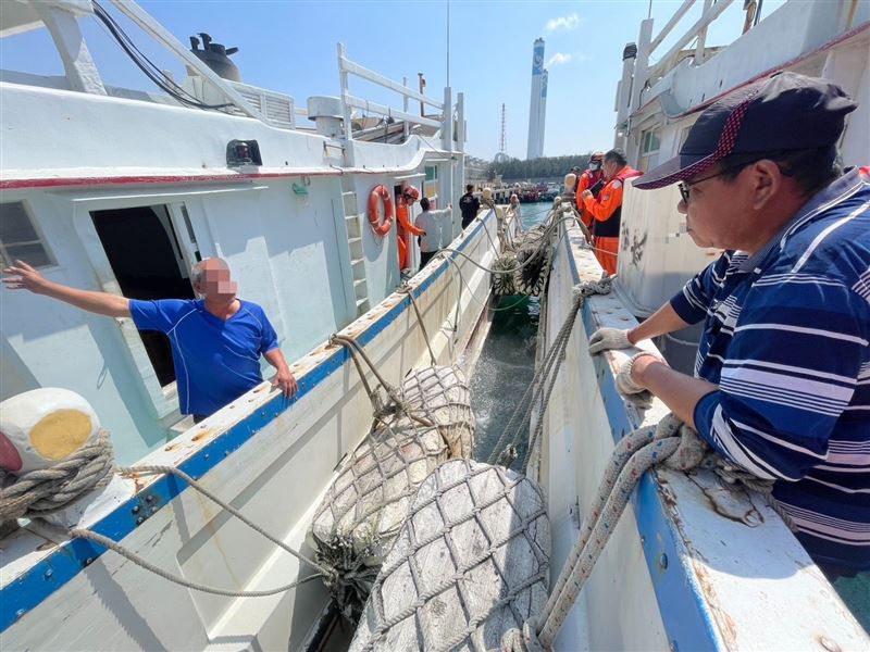 巡防艇護送漁船返回麥寮漁港，解除危機。(圖／翻攝畫面)