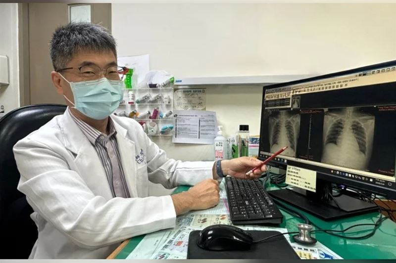 豐原醫院胸腔內科邱振峰醫師提醒，出國旅遊回家後若出現持續高燒、呼吸困難、胸悶、尿量減少或意識改變等5大警訊，應盡速就醫評估。（圖／豐原醫院提供）