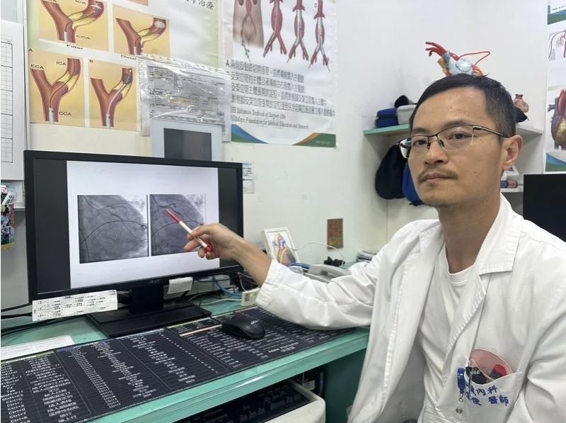 豐原醫院心臟內科張偉俊醫師為患者安排緊急心導管檢查，成功打通三條嚴重阻塞之冠狀動脈並置放支架，同步放置主動脈內氣球幫浦，提升心臟輸出量。（圖／豐原醫院提供）