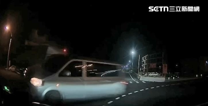 載運5名印尼籍移工的廂型車在閃燈路口與小貨車發生碰撞，2車當場翻覆。（圖／翻攝畫面）