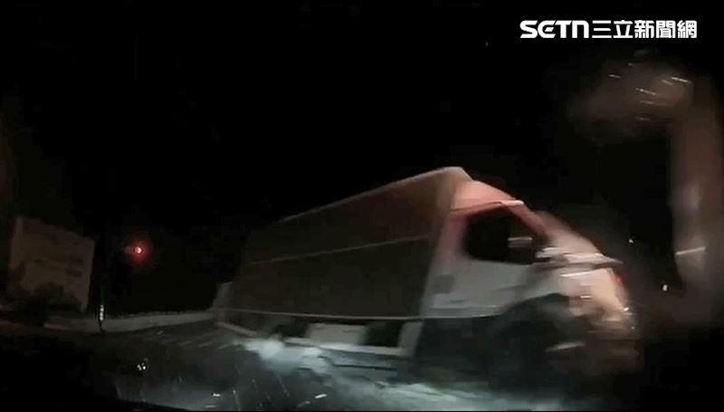 載運5名印尼籍移工的廂型車在閃燈路口與小貨車發生碰撞，2車當場翻覆。（圖／翻攝畫面）