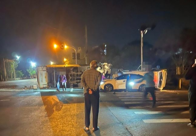 南投草屯鎮發生嚴重車禍，閃燈路口2車對撞，釀1死7傷慘劇。（圖／翻攝草屯人臉書）