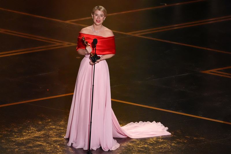 潔西&middot;伯克利（Jessie Buckley）是首位愛爾蘭女演員奪下奧斯卡影后。（圖／美聯社／達志影像）