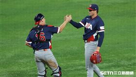 WBC4強賽，美國隊終結者米勒（Mason Miller）守住1分領先，和捕手史密斯（Will Smith）擊掌。（圖／特派記者劉彥池攝影）