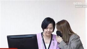 李貞秀質詢，民眾黨立院黨團主任陳智菡上台咬耳朵。（圖／翻攝自三立新聞網直播）