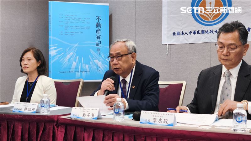 鄭子賢（中）指出，不動產登記法令複雜，導致公寓外牆修繕責任歸屬、虛坪灌水，以及駭人聽聞的地面師詐騙事件頻傳，籲政府應立專法維護民眾權益。（圖／記者陳韋帆攝影）