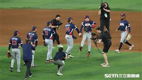 WBC4強賽，美國隊2：1擊敗多明尼加，球員賽後擊掌慶祝勝利。（圖／特派記者劉彥池攝影）