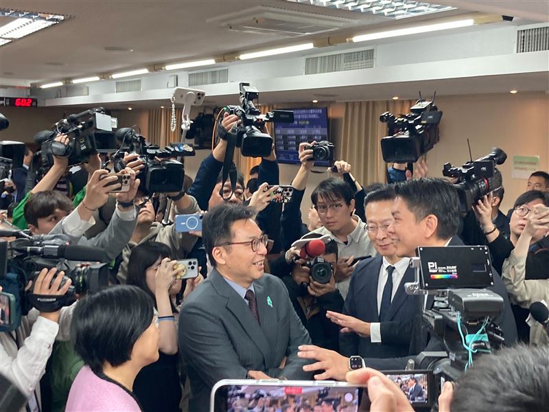 民眾黨團副總召王安祥、民眾黨立委洪毓祥陪同李貞秀向召委李柏毅抗議。（圖／洪毓祥辦公室提供）