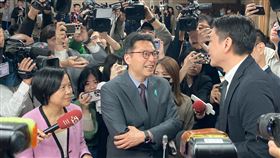 民眾黨團副總召王安祥、民眾黨立委洪毓祥陪同李貞秀向召委李柏毅抗議。（圖／洪毓祥辦公室提供） 