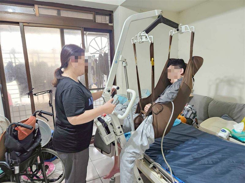 漸凍人悲歌!苦戀8年他新婚一年漸凍癱瘓 妻痛哭:我沒有後悔嫁給他(圖/《愛的延續公益協會》提供)