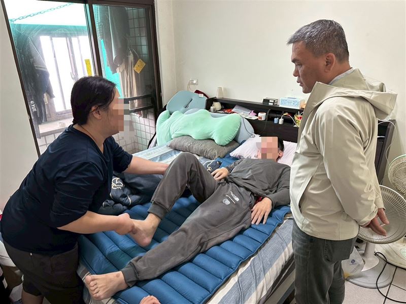 漸凍人悲歌!苦戀8年他新婚一年漸凍癱瘓 妻痛哭:我沒有後悔嫁給他(圖/《愛的延續公益協會》提供)