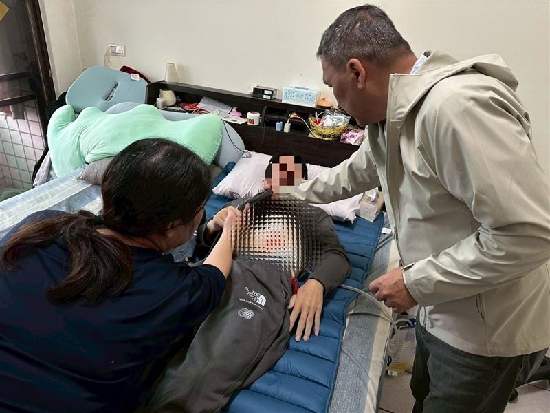 漸凍人悲歌!苦戀8年他新婚一年漸凍癱瘓 妻痛哭:我沒有後悔嫁給他(圖/《愛的延續公益協會》提供)