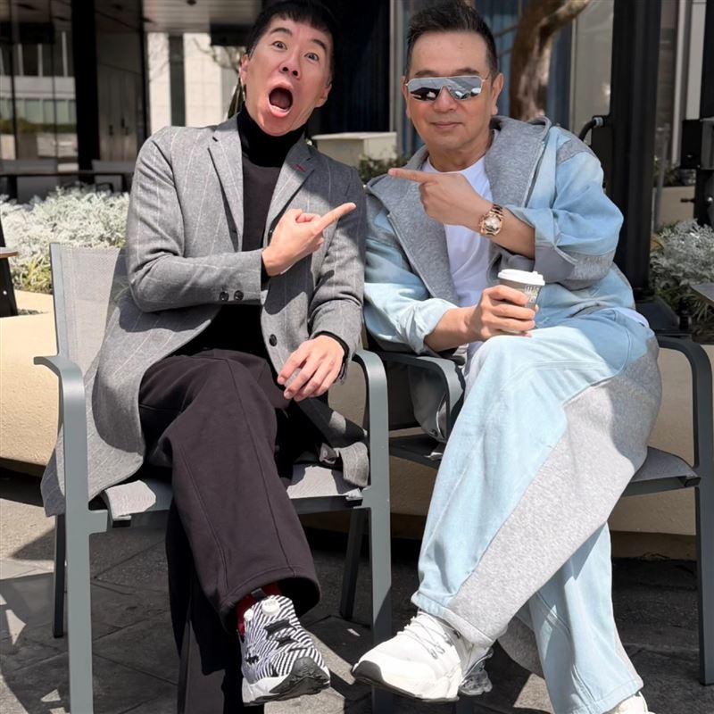 張兆志（左）透過臉書分享兩人合作拍攝短片的經過，當時他在遞上一杯現煮咖啡時，突然想到一段往事，張兆志提到，大約40年前台灣連鎖超商首度推出現煮咖啡服務時，找來的代言人正是當年仍是戲劇小生的張晨光（右）。（圖／翻攝自張兆志FB）