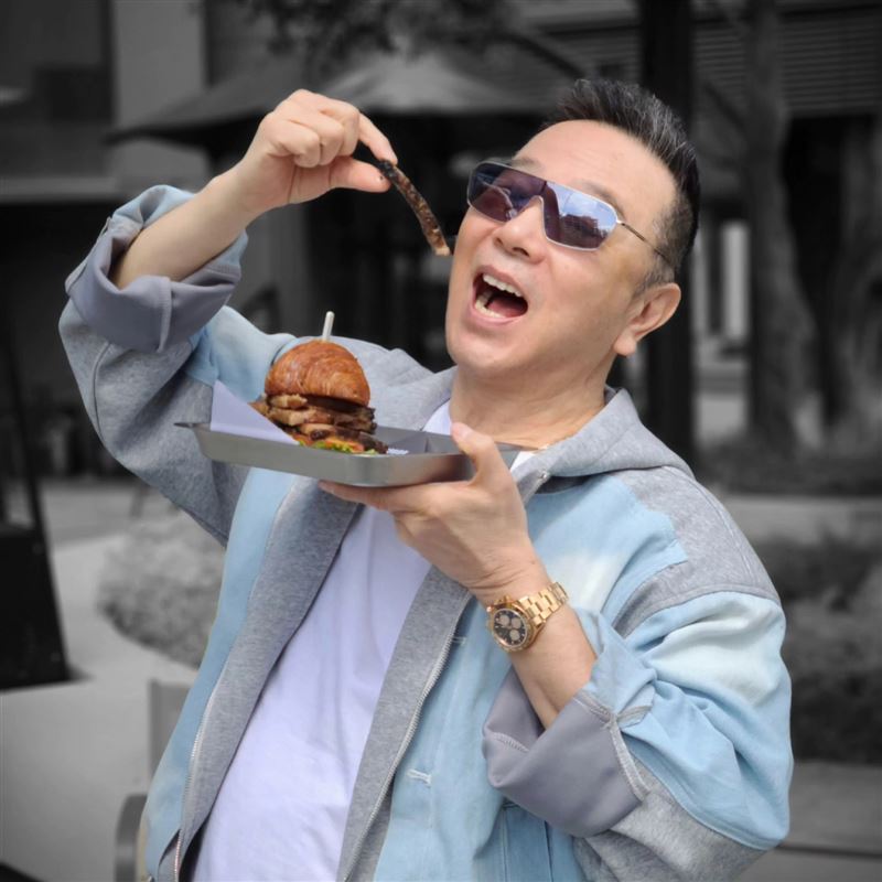 如今便利商店咖啡已成為日常消費文化的一部分，街頭幾乎人手一杯的景象，也讓不少人回頭才發現，這段歷史竟與張晨光早年的廣告息息相關。（圖／翻攝自張兆志FB）