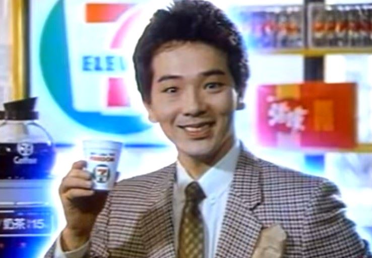 台灣超商咖啡的歷史可以追溯到1986年。當時7-Eleven首次在台灣推出「現煮研磨咖啡」服務，每杯價格約15元，並邀請當年27歲的張晨光拍攝廣告。（圖／翻攝自張哲生YT）