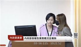 民眾黨中配立委李貞秀質詢時，民眾黨立法院黨團主任陳智菡咬耳朵救援。（圖／翻攝林楚茵臉書）