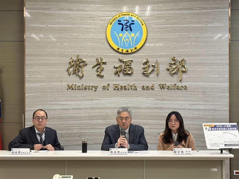 陳為堅（中）表示，從功能醫學的角度來看，部分失智可以透過檢測與生活調整，來提早發現並介入，尤其是阿茲海默症密切相關的ApoE基因。(圖／記者施春美拍攝）