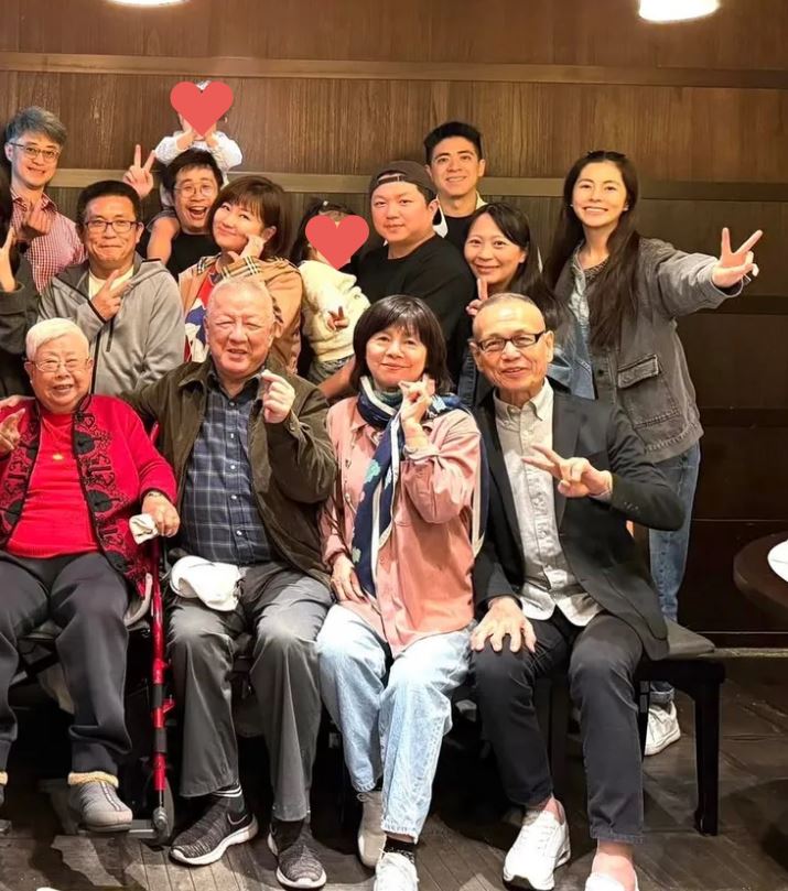 Selina（第2排右2）參加百歲外婆壽宴，近照曝光。（圖／翻攝自臉書）