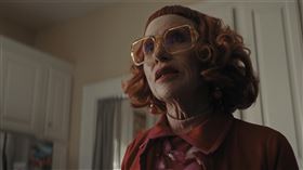 75歲資深影星艾美麥蒂根（Amy Madigan）憑藉在懸疑恐怖電影《凶器》（Weapons）中的精湛演出，獲頒奧斯卡最佳女配角獎。（圖／翻攝自IMDB，版權所有：華納兄弟影業）